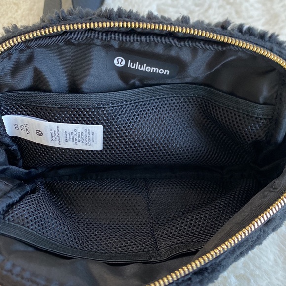 ❤️ Lululemon Fleece Everywhere Belt Bag Black Gold NWT - Picture 5 of 8